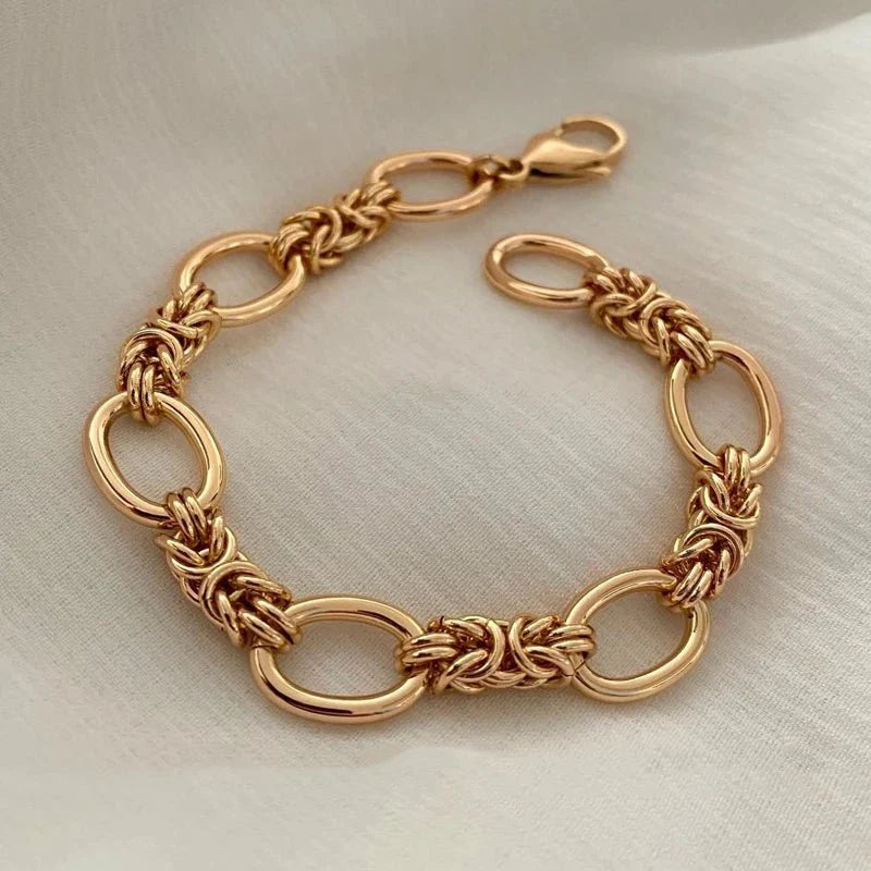 https://cdn.shopify.com/s/files/1/0820/4999/0943/files/contrasting-statement-chain-bracelet-484936.webp?v=1721671147