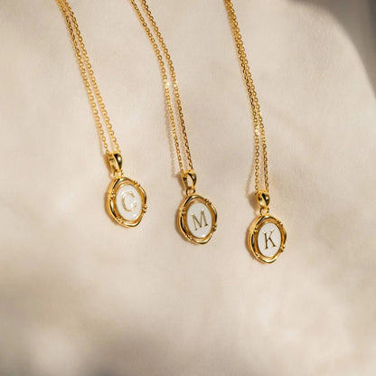 https://cdn.shopify.com/s/files/1/0820/4999/0943/files/accented-initial-chain-charm-necklace-470484.jpg?v=1712446123