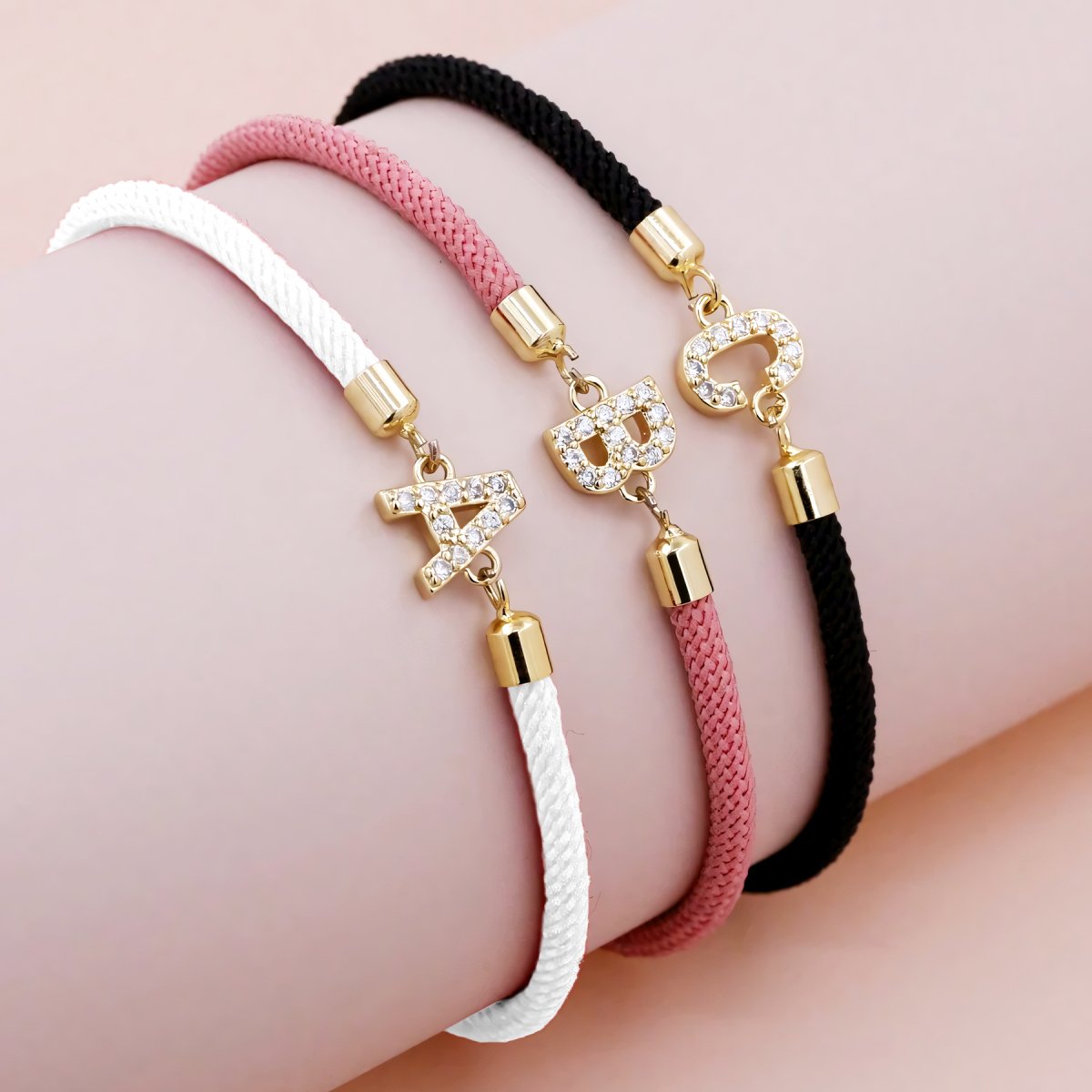 https://cdn.shopify.com/s/files/1/0820/4999/0943/files/adjustable-letter-initial-bracelets-448358.jpg?v=1735136815
