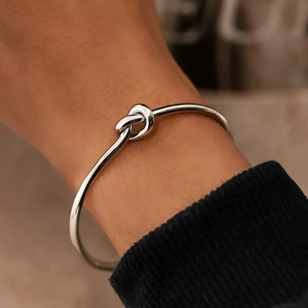 https://cdn.shopify.com/s/files/1/0820/4999/0943/files/classic-knot-bracelet-537389.webp?v=1712446178