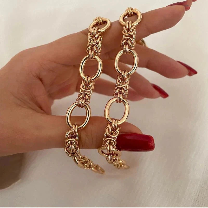 https://cdn.shopify.com/s/files/1/0820/4999/0943/files/contrasting-statement-chain-bracelet-497636.webp?v=1721671147