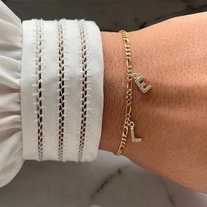 https://cdn.shopify.com/s/files/1/0820/4999/0943/files/dainty-cuban-figaro-chain-letter-initial-bracelet-219773.webp?v=1724406014