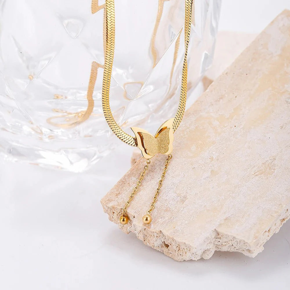 https://cdn.shopify.com/s/files/1/0820/4999/0943/files/dainty-herringbone-butterfly-dangle-necklace-261795.webp?v=1712446224