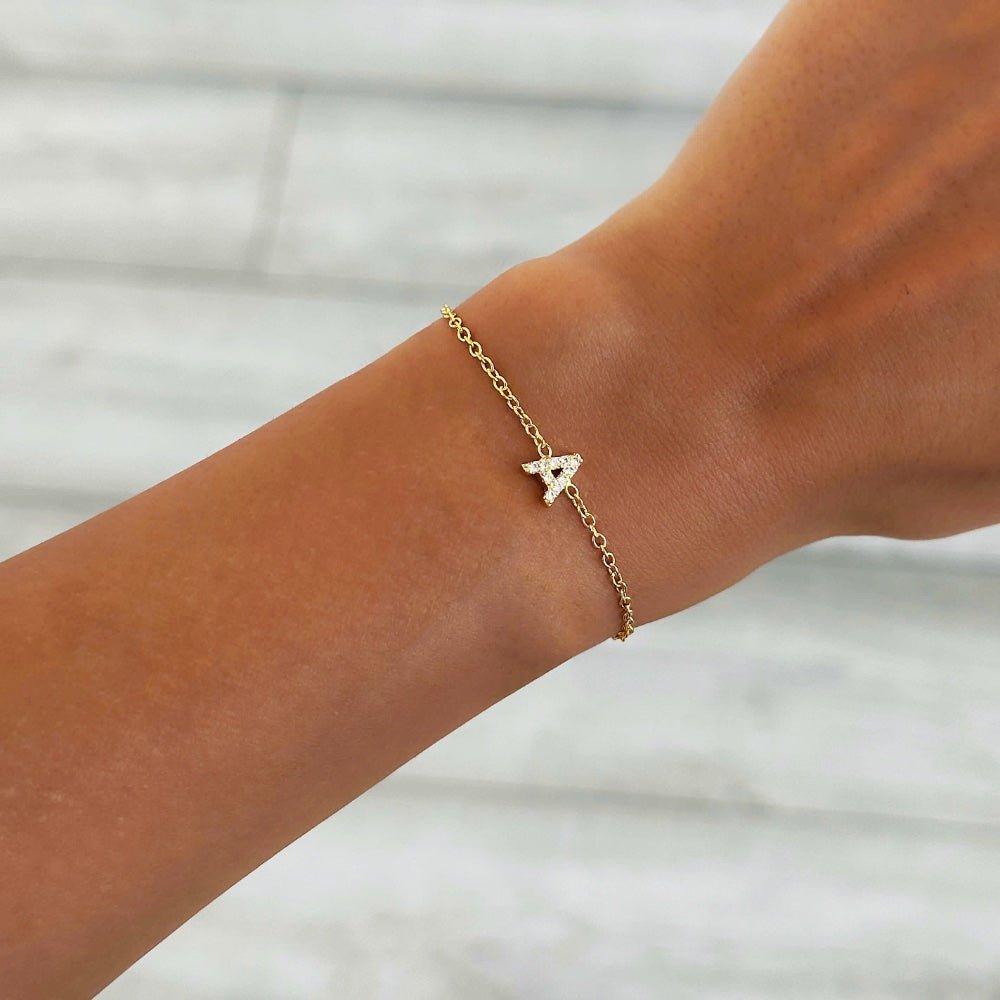 https://cdn.shopify.com/s/files/1/0820/4999/0943/files/dainty-initial-chain-bracelet-309939.jpg?v=1723746987