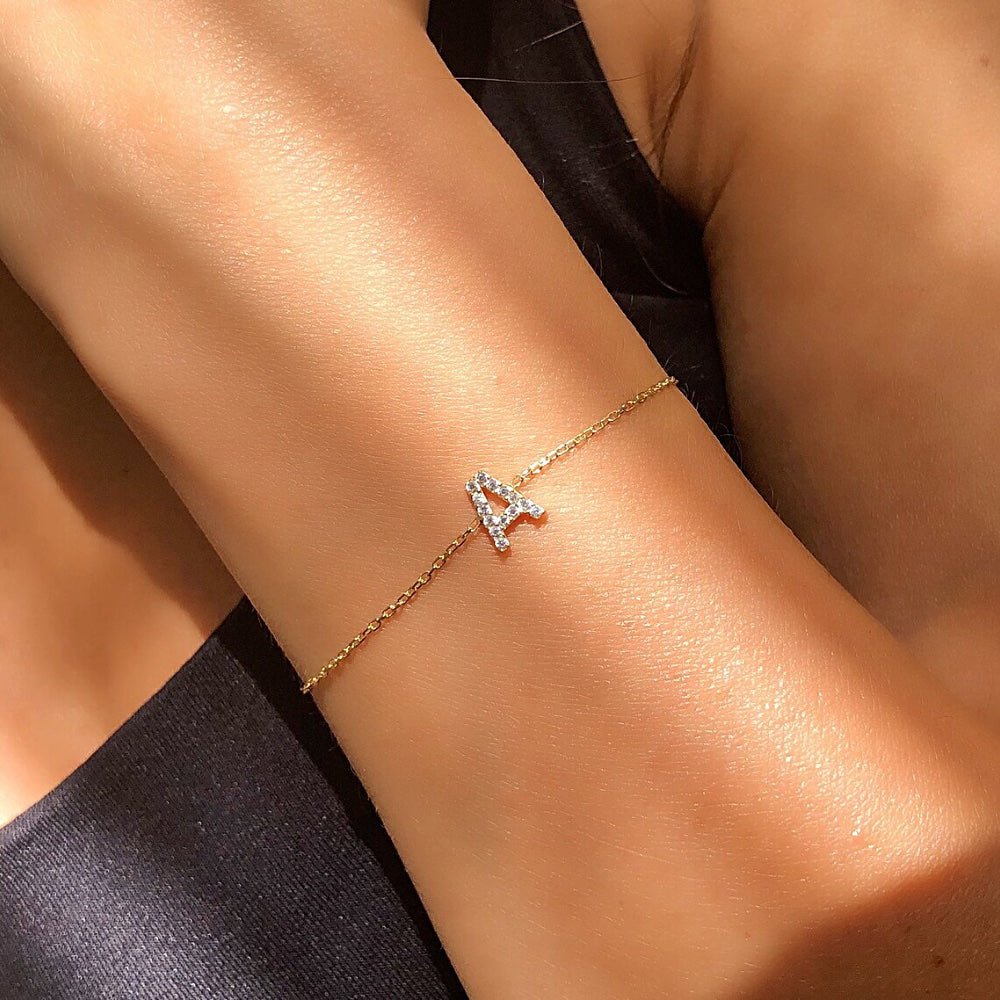 https://cdn.shopify.com/s/files/1/0820/4999/0943/files/dainty-initial-chain-bracelet-653334.jpg?v=1723746987