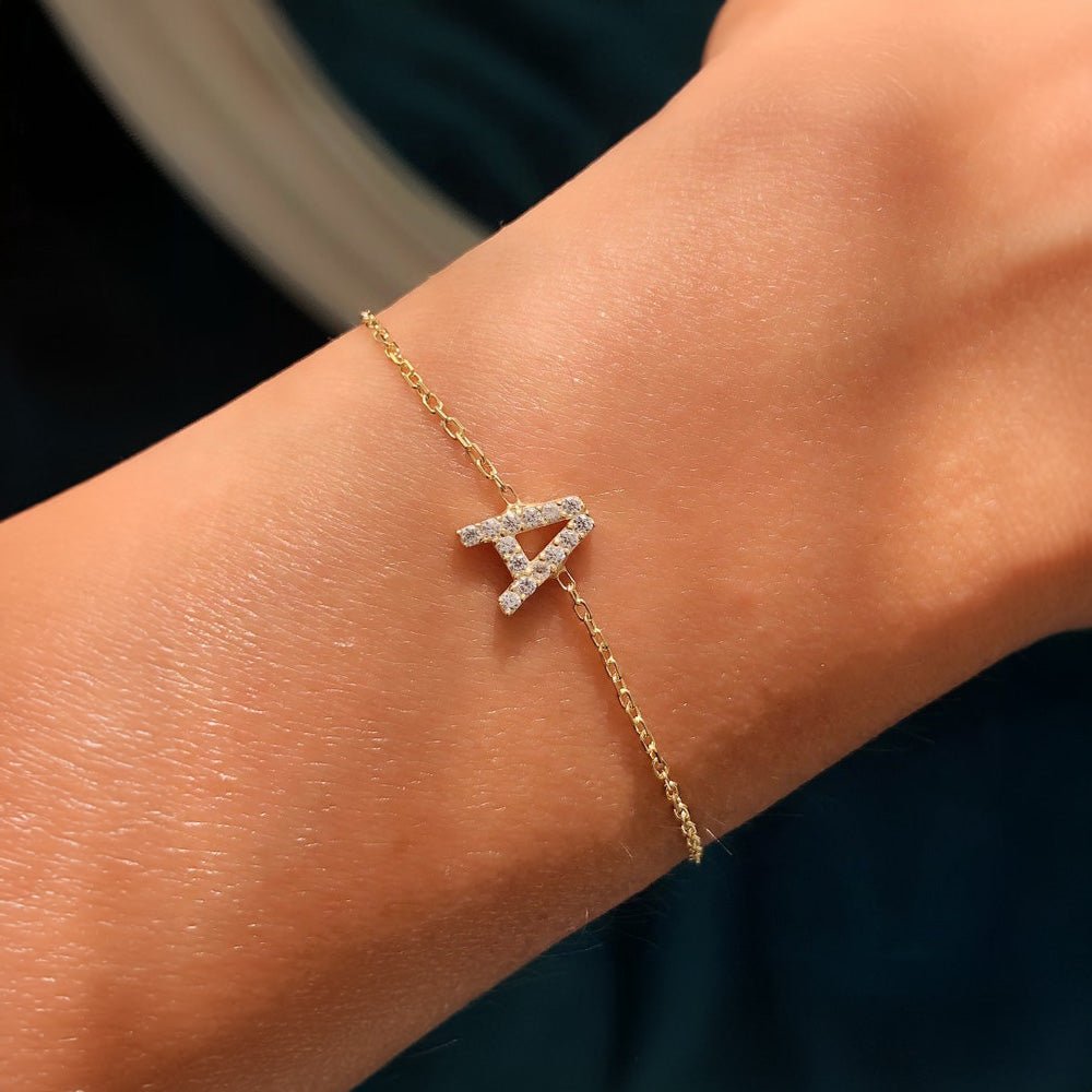 https://cdn.shopify.com/s/files/1/0820/4999/0943/files/dainty-initial-chain-bracelet-727086.jpg?v=1762197987