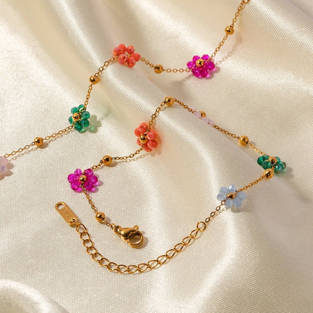 https://cdn.shopify.com/s/files/1/0820/4999/0943/files/dainty-spring-floral-bracelet-and-necklace-231274.jpg?v=1712675939