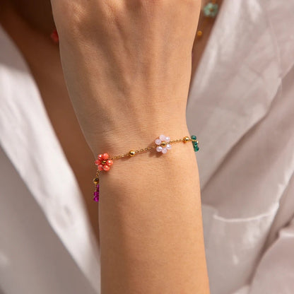 https://cdn.shopify.com/s/files/1/0820/4999/0943/files/dainty-spring-floral-bracelet-and-necklace-611464.jpg?v=1712446223