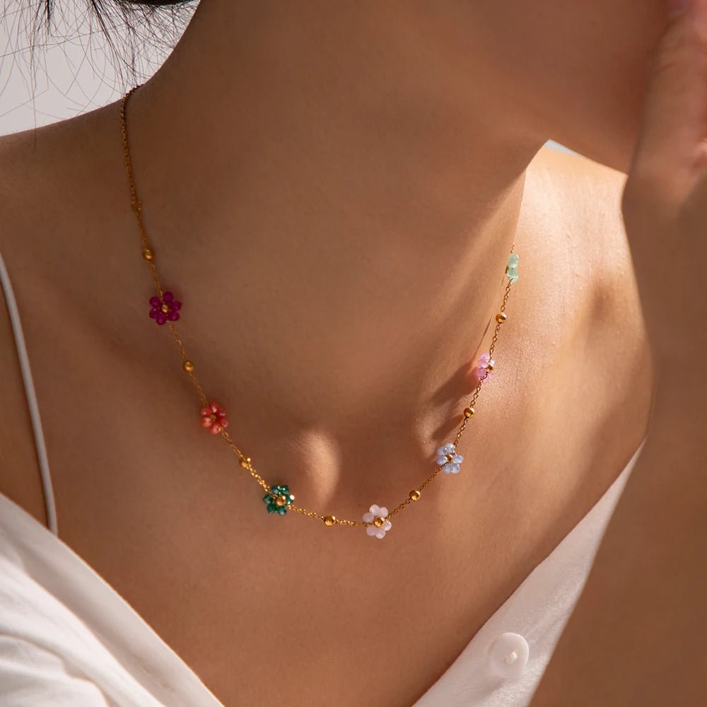 https://cdn.shopify.com/s/files/1/0820/4999/0943/files/dainty-spring-floral-bracelet-and-necklace-689725.jpg?v=1712446223