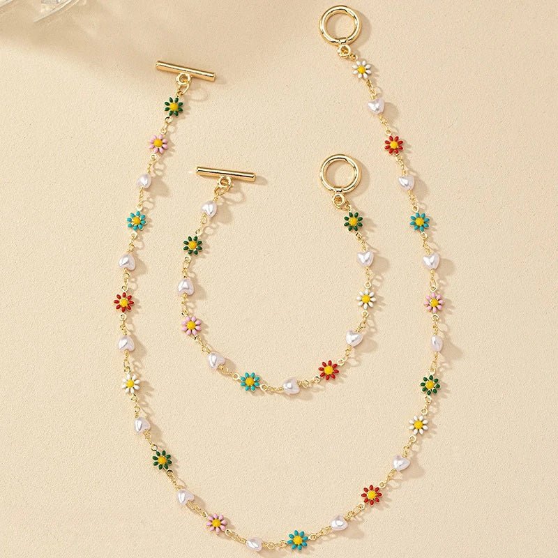 https://cdn.shopify.com/s/files/1/0820/4999/0943/files/dainty-spring-floral-pearls-bracelet-and-necklace-set-131757.jpg?v=1715165103