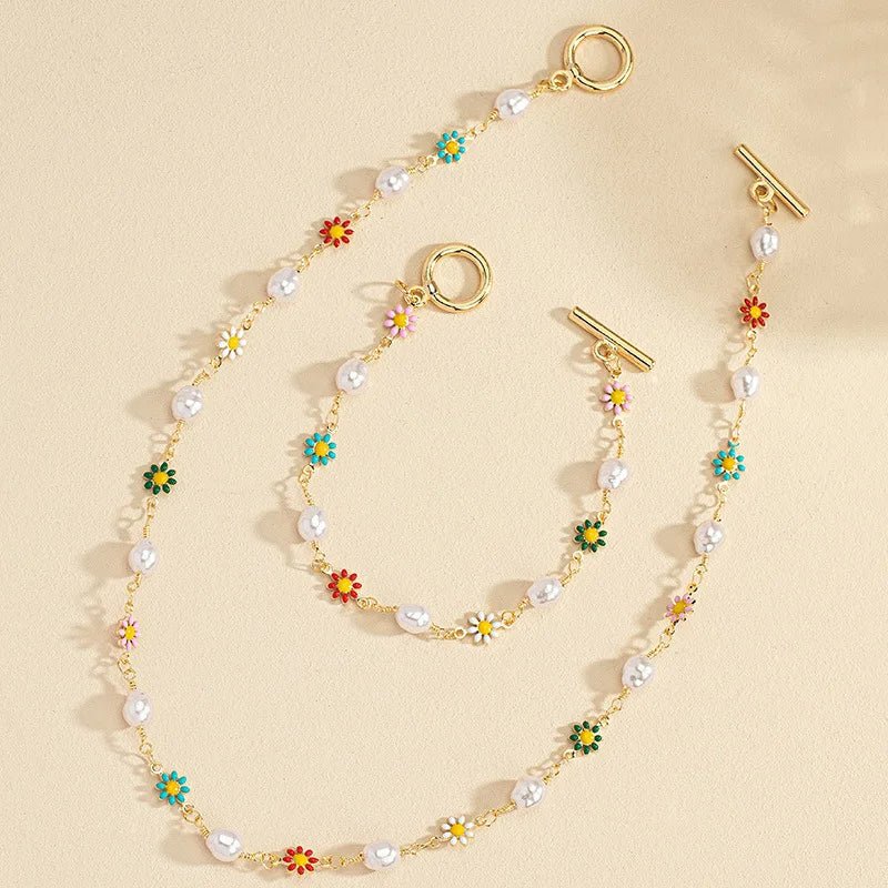 https://cdn.shopify.com/s/files/1/0820/4999/0943/files/dainty-spring-floral-pearls-bracelet-and-necklace-set-263106.webp?v=1715165103
