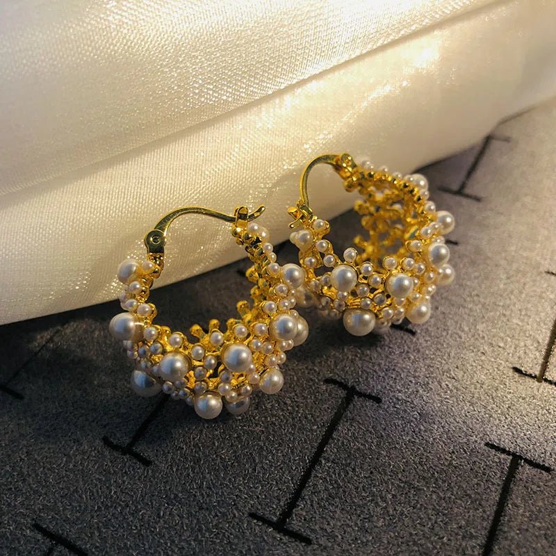 https://cdn.shopify.com/s/files/1/0820/4999/0943/files/dainty-statement-pearl-hoop-earrings-245015.webp?v=1718605383