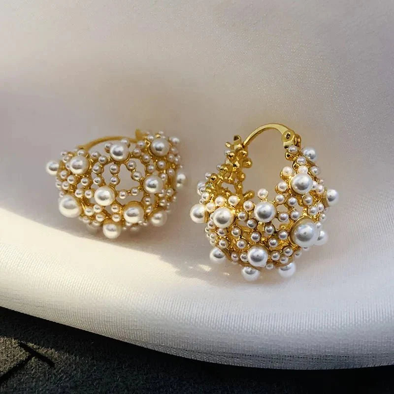 https://cdn.shopify.com/s/files/1/0820/4999/0943/files/dainty-statement-pearl-hoop-earrings-376519.webp?v=1718605383