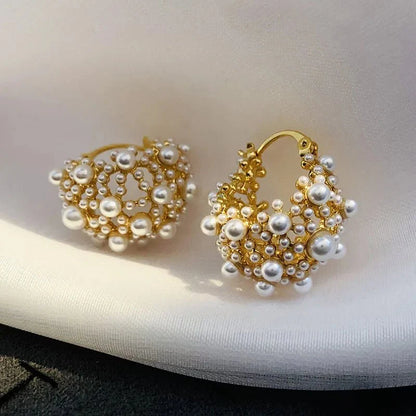 https://cdn.shopify.com/s/files/1/0820/4999/0943/files/dainty-statement-pearl-hoop-earrings-376519.webp?v=1718605383