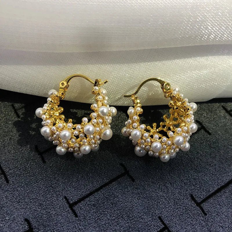https://cdn.shopify.com/s/files/1/0820/4999/0943/files/dainty-statement-pearl-hoop-earrings-411907.webp?v=1718605383