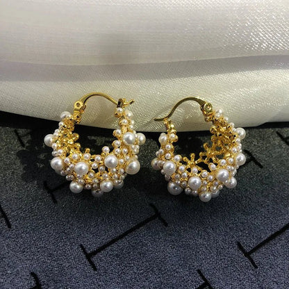 https://cdn.shopify.com/s/files/1/0820/4999/0943/files/dainty-statement-pearl-hoop-earrings-411907.webp?v=1718605383