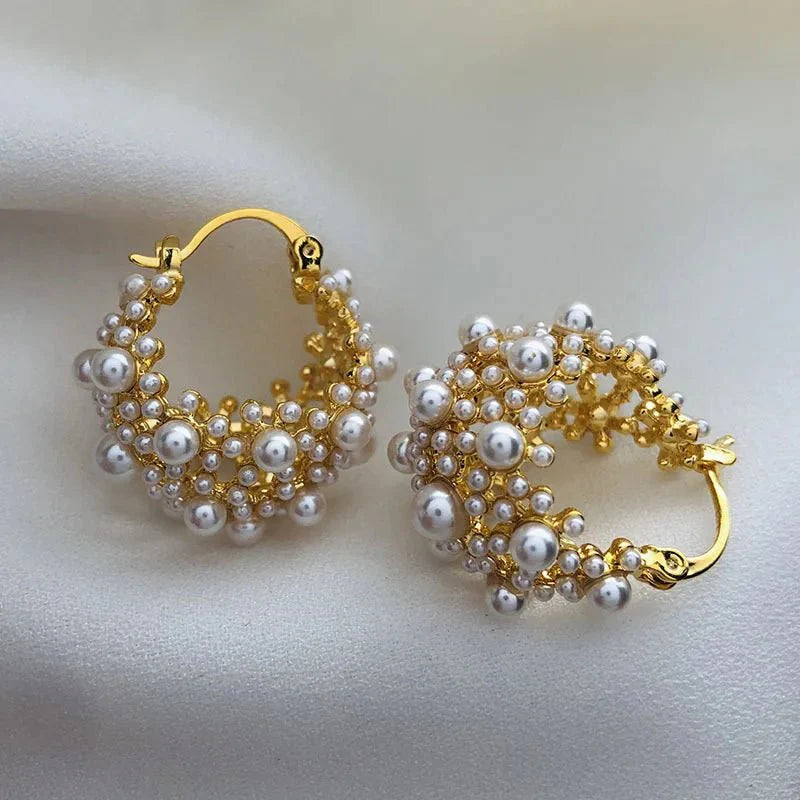 https://cdn.shopify.com/s/files/1/0820/4999/0943/files/dainty-statement-pearl-hoop-earrings-709577.webp?v=1718605383