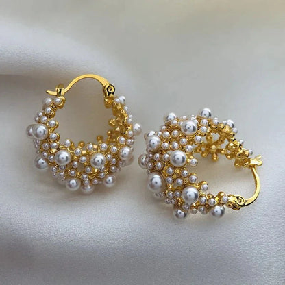https://cdn.shopify.com/s/files/1/0820/4999/0943/files/dainty-statement-pearl-hoop-earrings-709577.webp?v=1718605383