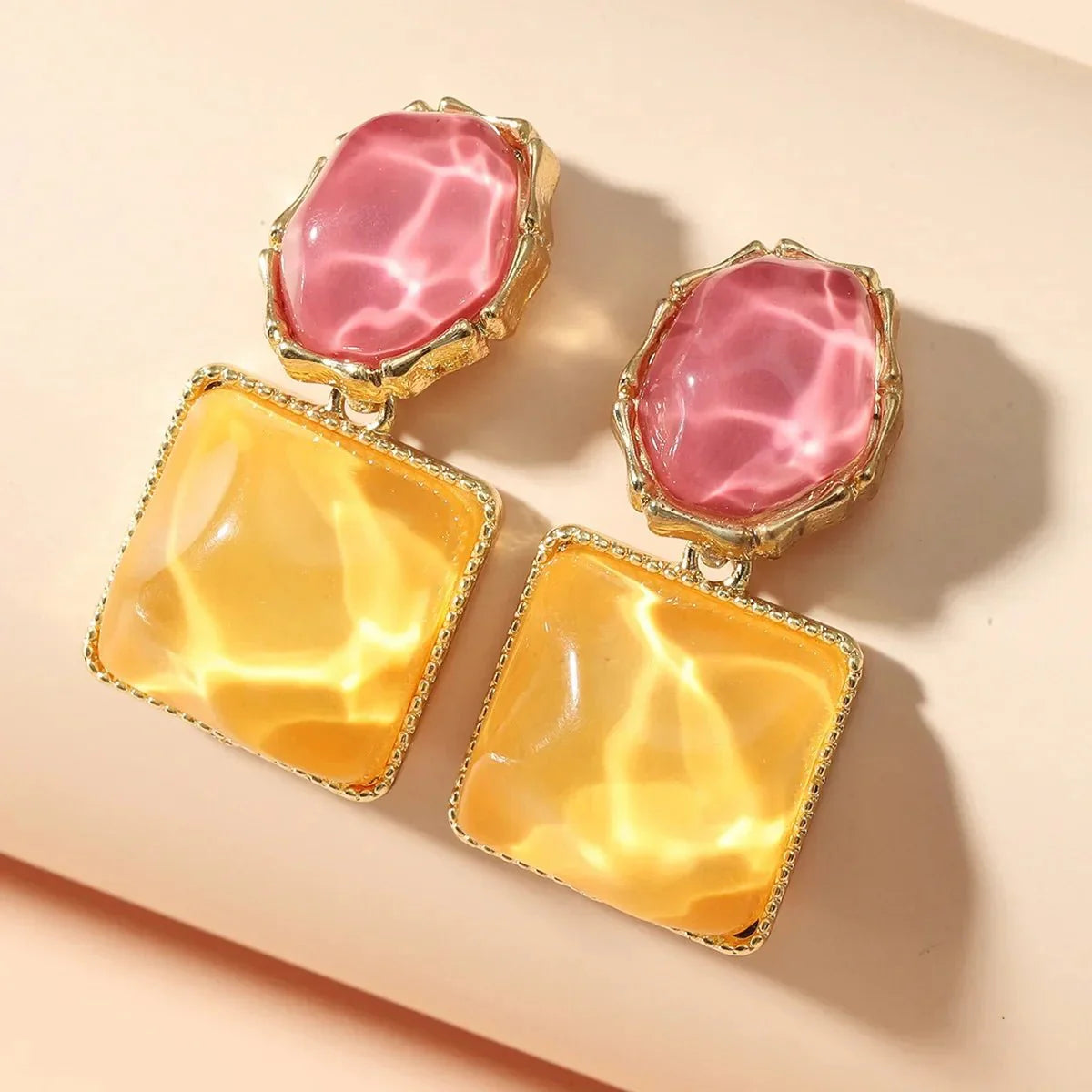 https://cdn.shopify.com/s/files/1/0820/4999/0943/files/enamel-geometric-oval-square-earrings-250415.webp?v=1720262703