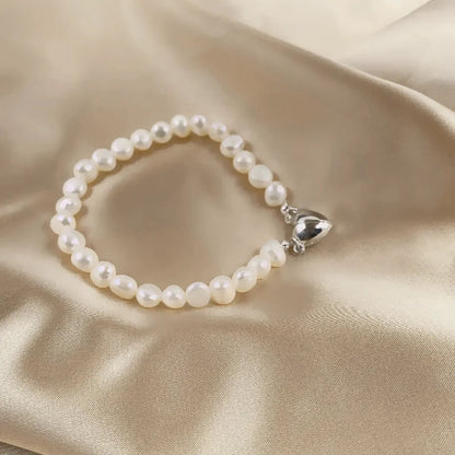 https://cdn.shopify.com/s/files/1/0820/4999/0943/files/magnetic-heart-pearl-choker-necklace-and-bracelet-280713.webp?v=1714833767
