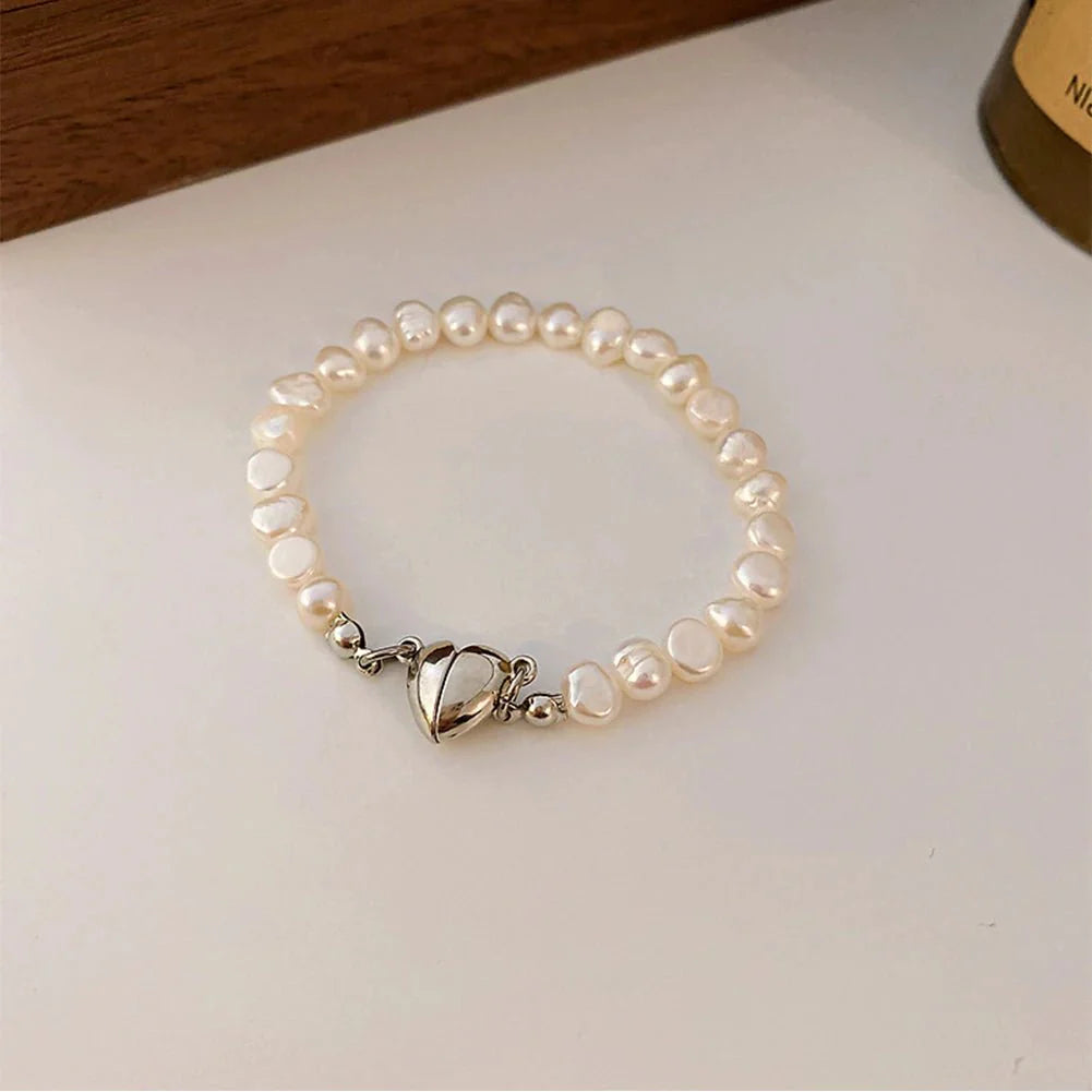 https://cdn.shopify.com/s/files/1/0820/4999/0943/files/magnetic-heart-pearl-choker-necklace-and-bracelet-402983.webp?v=1714833767