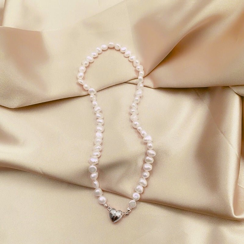 https://cdn.shopify.com/s/files/1/0820/4999/0943/files/magnetic-heart-pearl-choker-necklace-and-bracelet-504029.jpg?v=1714833767