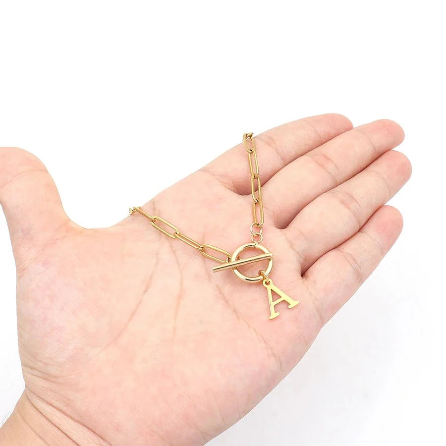 https://cdn.shopify.com/s/files/1/0820/4999/0943/files/paperclip-letter-initial-circle-lock-clasp-necklace-278904.webp?v=1724406384
